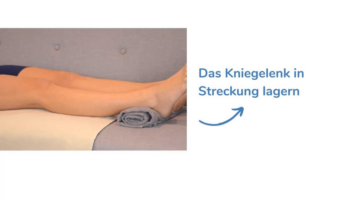 Person lagert das Knie in gestreckter Position zur Förderung der Beweglichkeit.