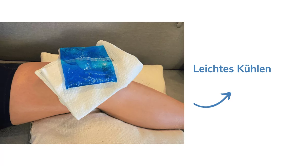 Person kühlt ein verletztes Knie, um Schwellungen und Schmerzen zu lindern.