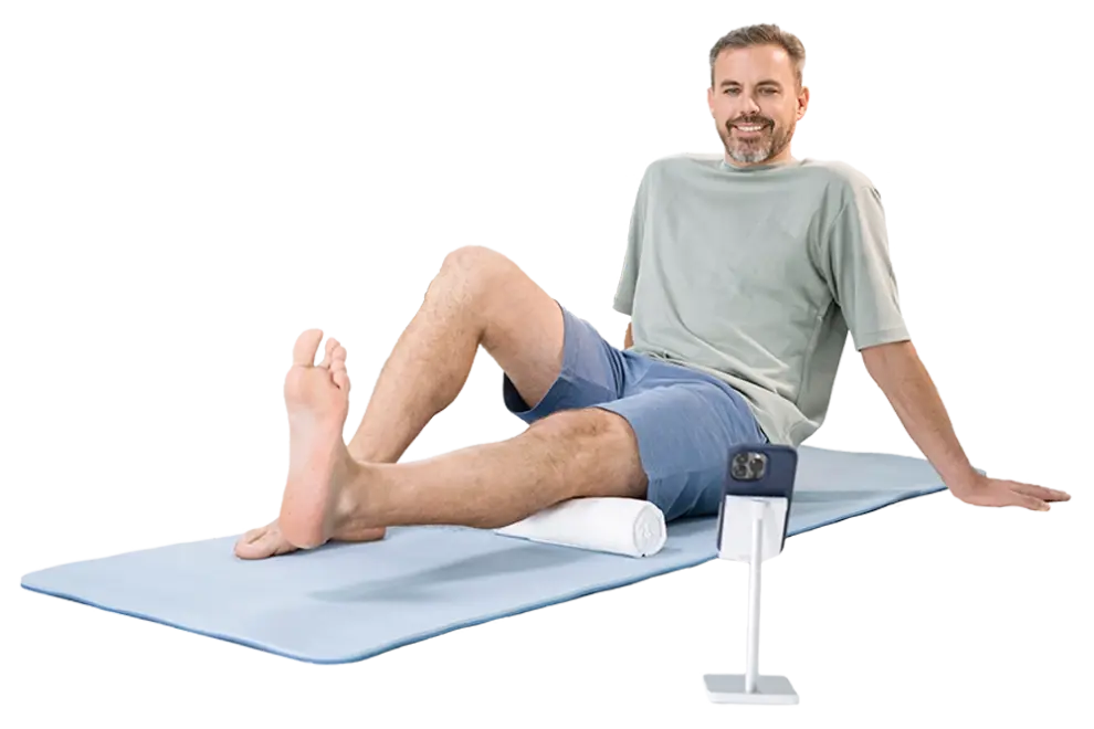 Mann macht eine Übung für das Knie mit Smartphone