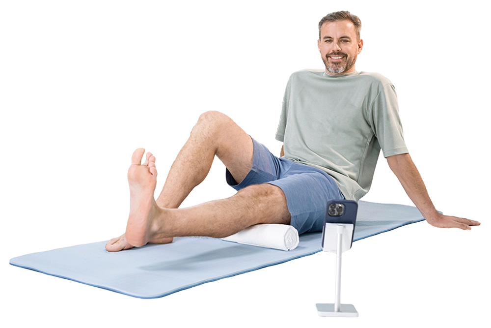 Mann macht eine Übung für das Knie mit Smartphone