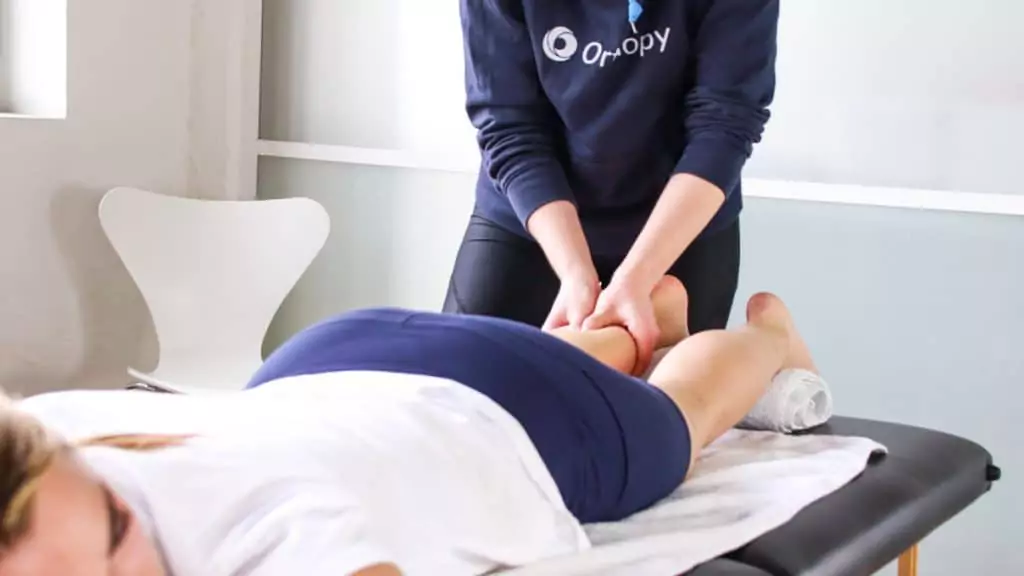 Ein Therapeut führt eine klassische Massagetherapie an einer Person durch, um Verspannungen zu lösen und die Durchblutung zu fördern
