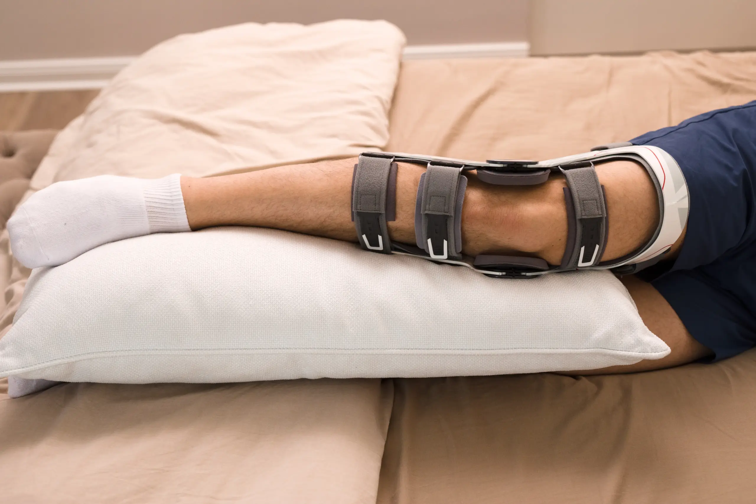 Seitenlage mit Kissen unterlagert nach Knie Operation